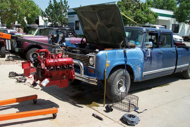 Removing the "new" 392 from Tom's Travelette at the Gryphin Auto shop in Aurora