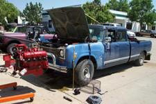 Removing the "new" 392 from Tom's Travelette at the Gryphin Auto shop in Aurora