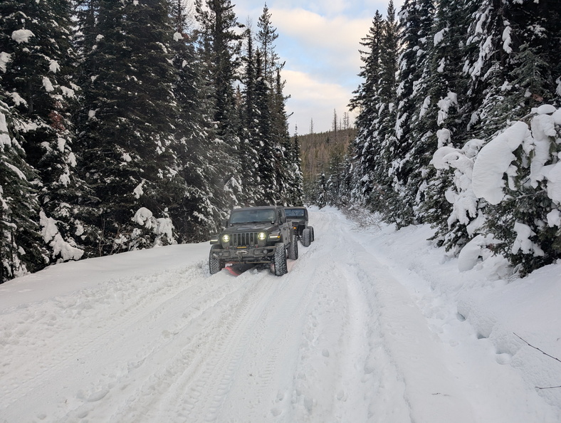 https://www.tmcom.com/~tsm1/piwigo/_data/i/galleries/WheelinTrips/2025/01182025_SnowBash/PXL_20250118_160632707-me.jpg